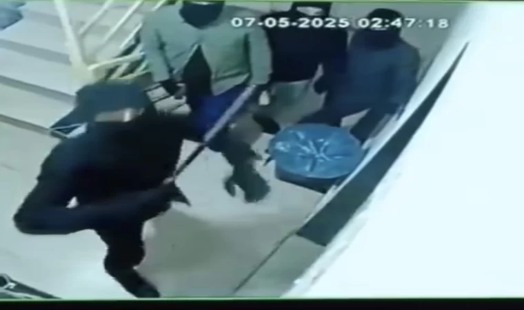 Mardin’de maskeli saldırganların ev kapısını kırma anı kamerada