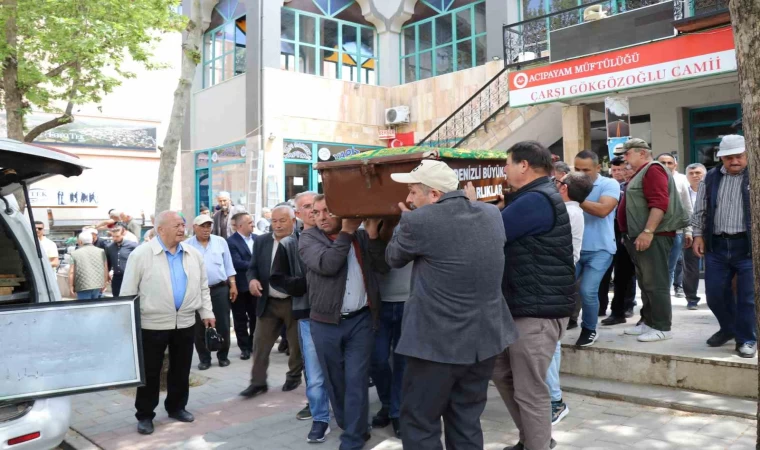 Memleketine dönerken kazada ölen yaşlı adam son yolcuğuna uğurlandı