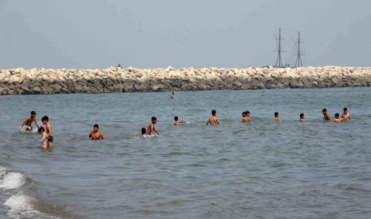 Mersin’de sıcaktan bunalan vatandaşlar denizde serinledi
