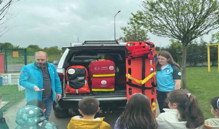 Minik öğrenciler ambulansı merakla inceledi