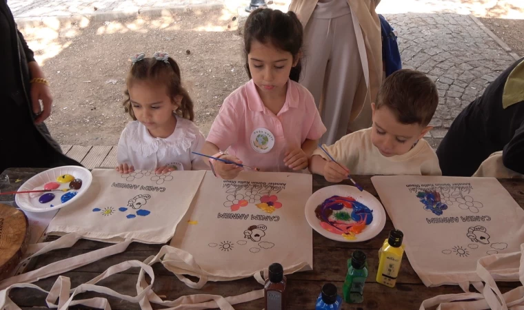 Minikler hem doğada çöp topladı hem de anneleri için bez çanta boyadı