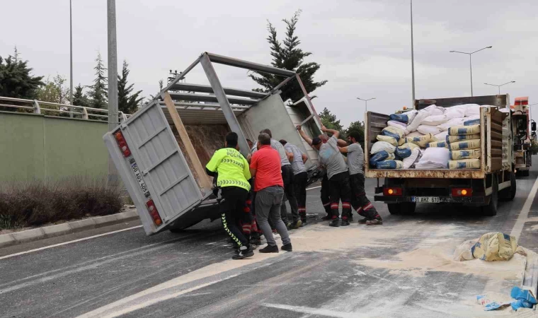 Nevşehir’de un yüklü kamyonet devrildi: 2 yaralı
