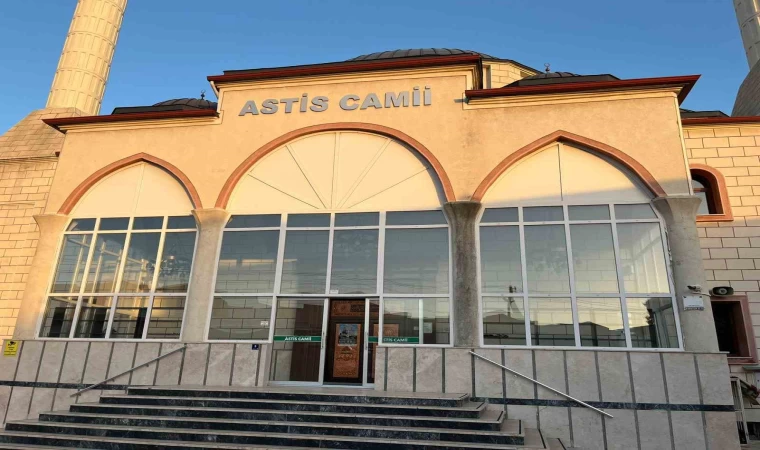 Öğle namazını kıldırdı, kalp krizi geçirip hayatını kaybetti