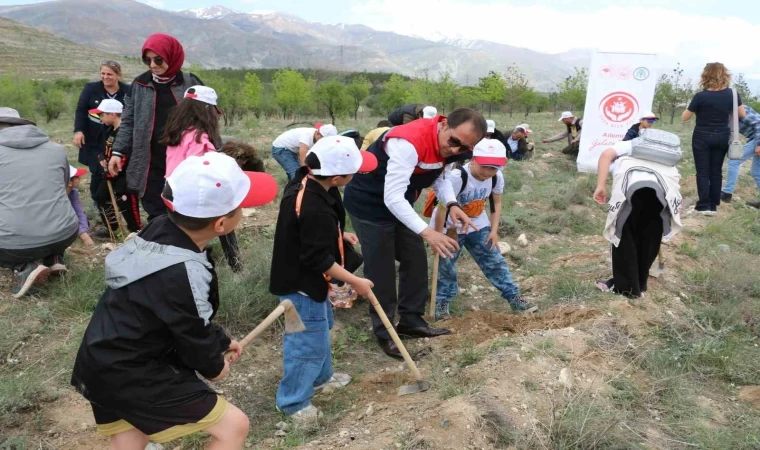 Öğrenciler fidanları toprakla buluşturdu