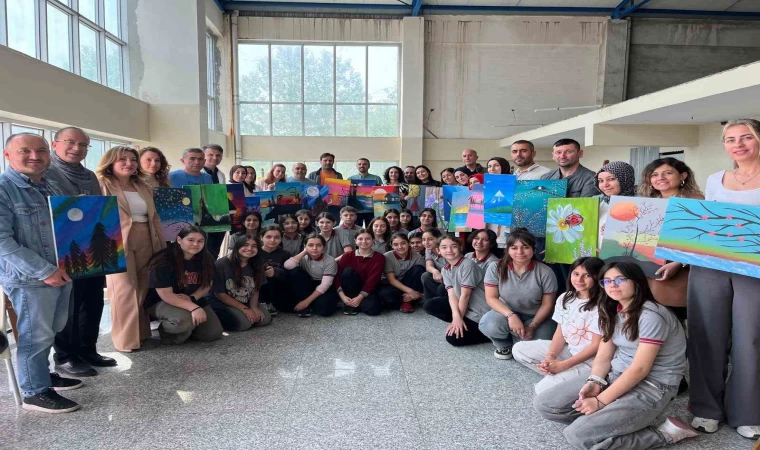 Öğrenciler velileriyle birlikte resim yaptı