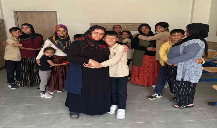 Okulda duygu dolu Anneler Günü etkinliği: Anneler, çocuklarını seslerinden tanıdı