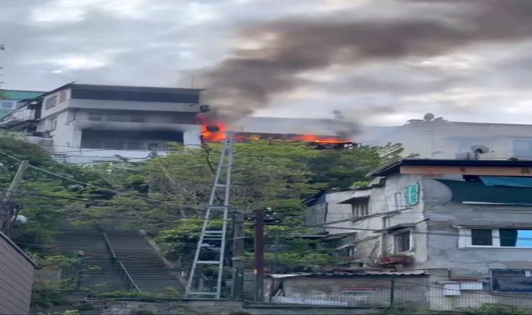 Ortaköy’de ahşap bina alevlere teslim oldu