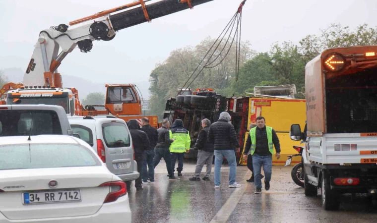 Otobanda tır devrildi, sürücüler kontak kapattı: Kaza anı kamerada