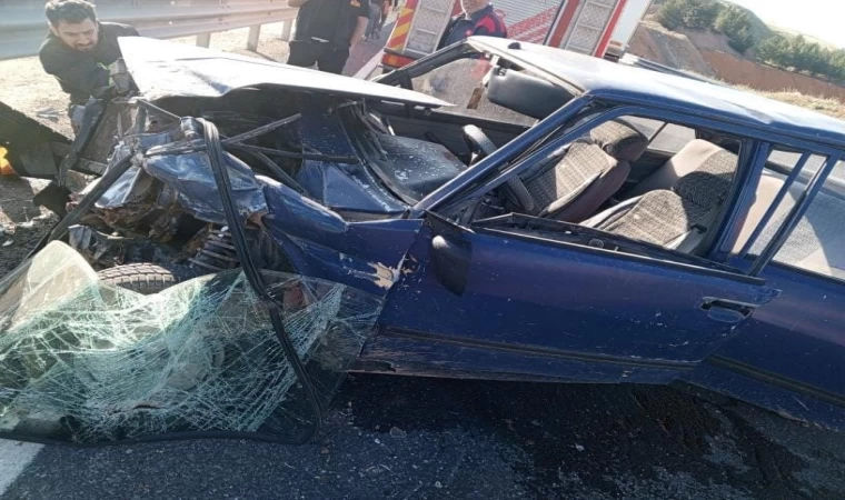 Otomobil bariyerlere çarparak hurdaya döndü: 1 yaralı