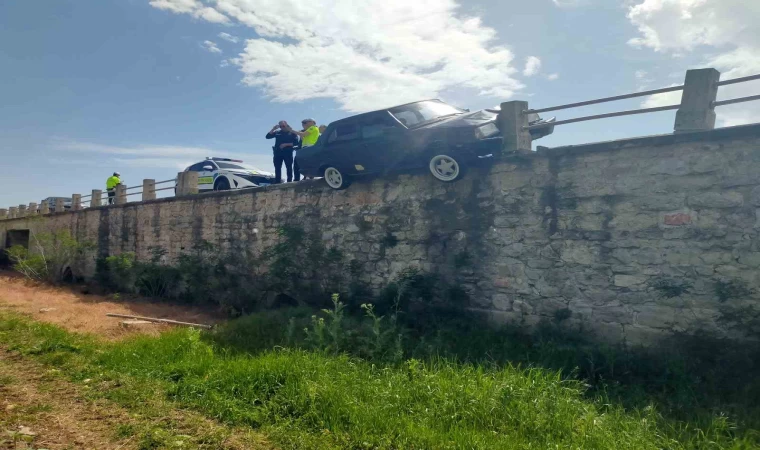 Otomobil köprüde asılı kaldı