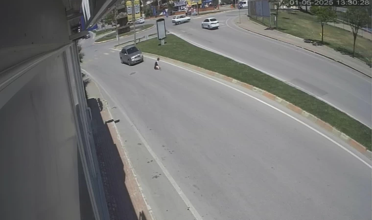 Otomobilin yayaya çarpma anı kamerada