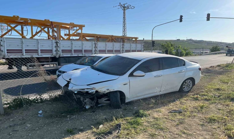 Otomobille çarpışan motosikletin sürücüsü yaralandı