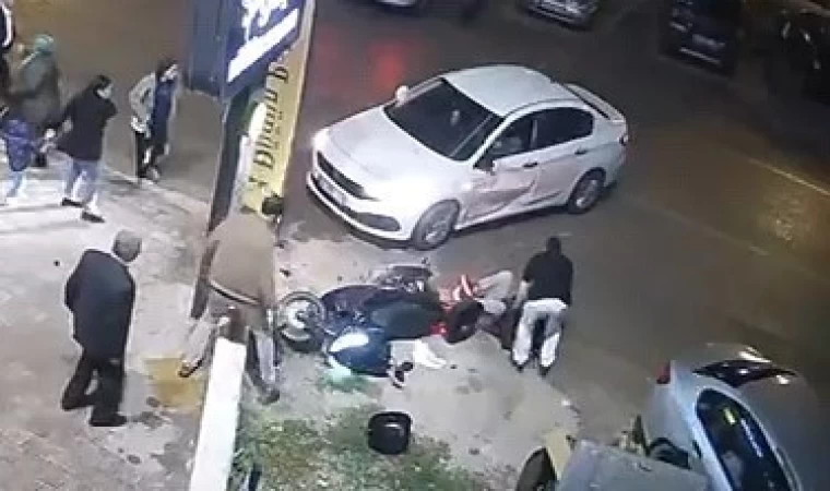 Otomobille motosikletin çarpıştığı kaza kamerada