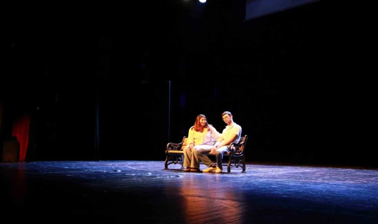 Özel bireyler tiyatro oyununda hünerlerini sergiledi