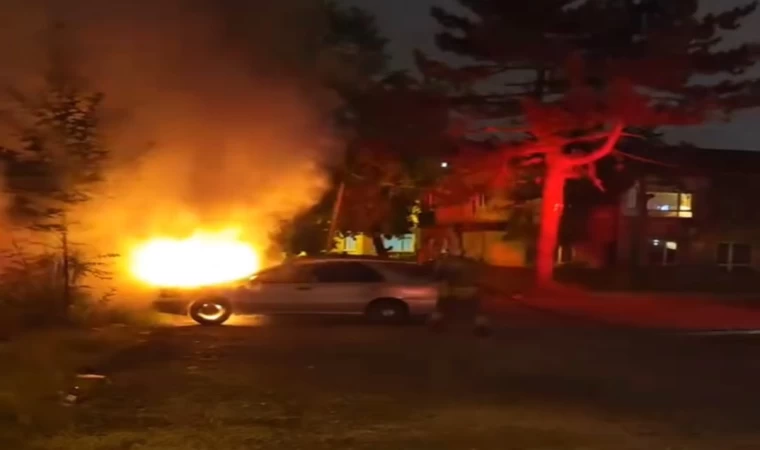 Park halindeki otomobil alev alev yandı