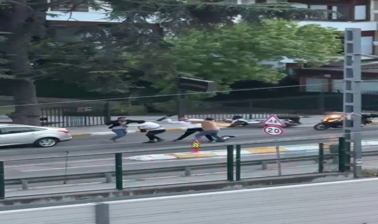 Pendik’te yol verme kavgası: Yumruklar, kask ve bıçak havada uçuştu