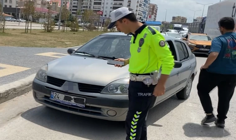Plakasını bantla kapatıp yola çıktı, yakalanınca, ”Cenazemiz var” dedi