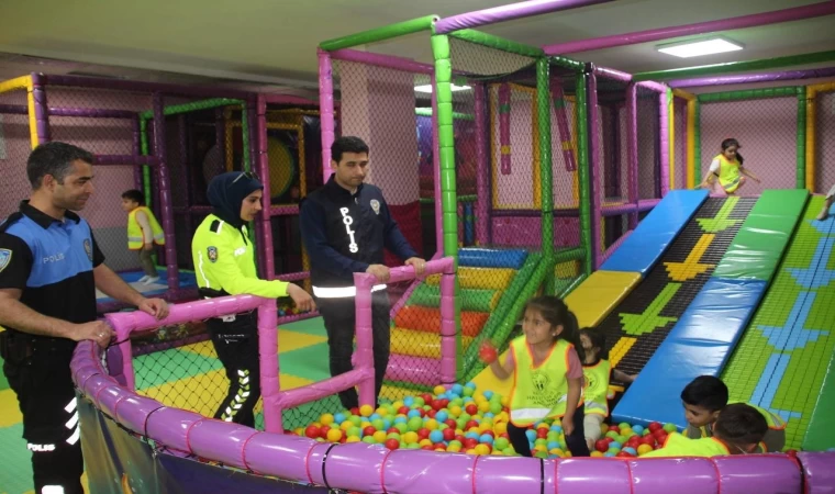 Polisler çocukların oyun merkezine gitme hayalini gerçekleştirdi