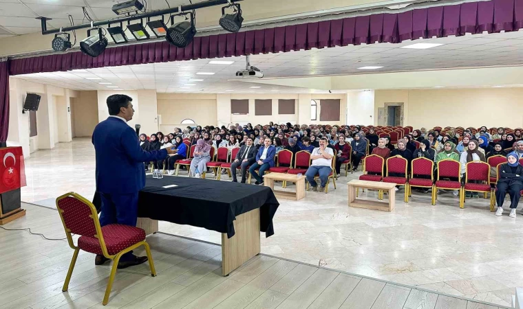 Rektör Sarıbıyık liseli öğrenciler ile tecrübelerini paylaştı