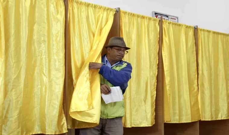 Romanya’da halk cumhurbaşkanlığı seçimleri için sandık başında