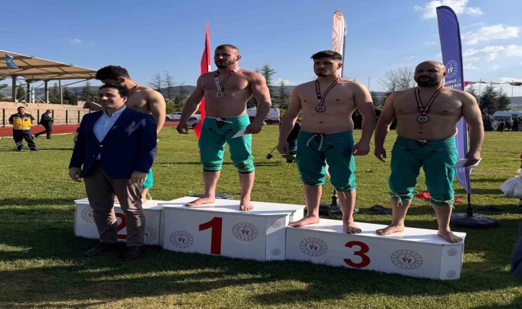 Sakarya Büyükşehirli pehlivanlardan Bilecik’te bir altın bir gümüş madalya