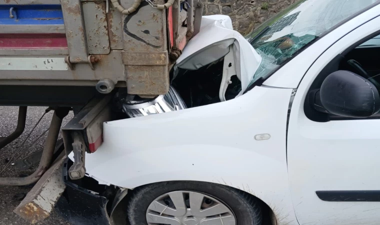 Samsun’da hafif ticari araç tıra çarptı: 1 yaralı