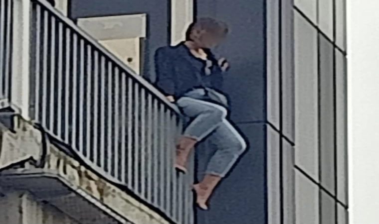 Samsun’da üst geçidin korkuluklarına çıkan kadını polis ikna etti