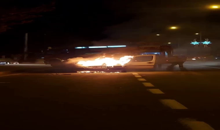 Seyir halindeki araç alev aldı