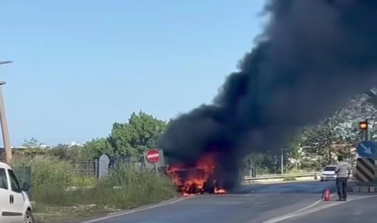 Seyir halindeki çarşaf yüklü kamyonet alev topuna döndü