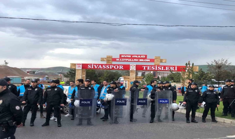 Sivasspor taraftarından tesislerin önünde protesto