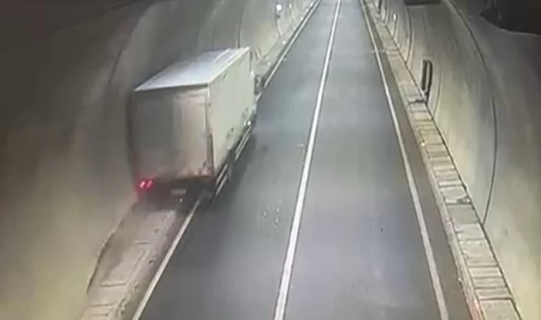 Şoförün direksiyon hakimiyetini kaybettiği kamyon tünel duvarına çarptı