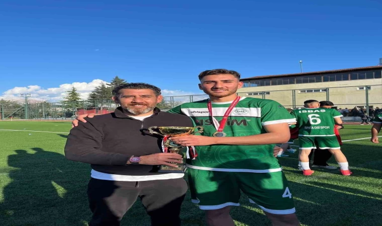 Son dakikada golü atıp takımı şampiyon yaptı, antrenör babasına koştu