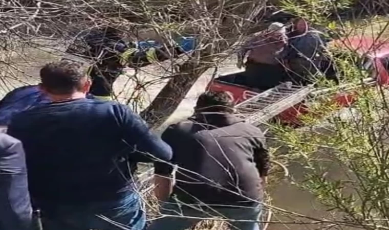 Sürücü aracıyla dereye uçtu