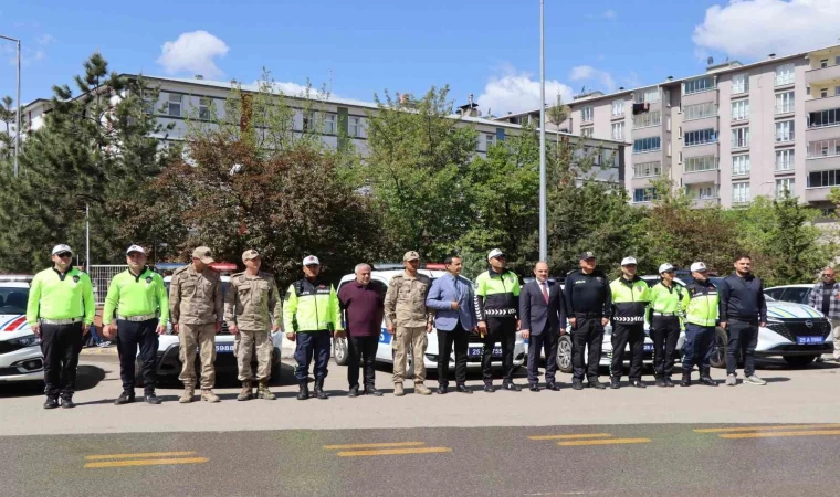 Sürücülere çikolata ve kolonya ikramlı trafik denetimi