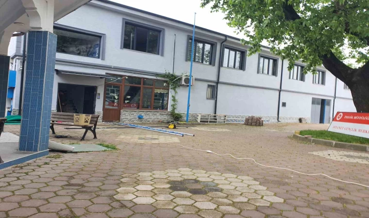 Tabela takarken düşen din görevlisi yaralandı