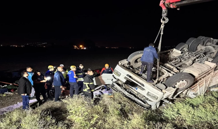 Takla atan tır ters döndü: 1 ölü, 1 yaralı