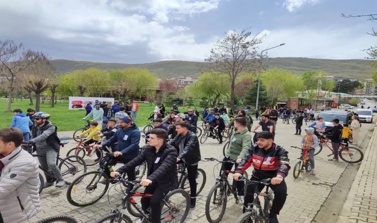 Tatvan’da merhum Öğretmen Ferhat Orak anısına bisiklet turu düzenlendi