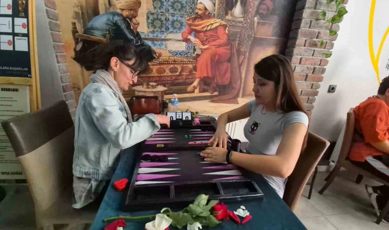 Tavlalar çiçek açtı: 83 kadın kıyasıya mücadele ediyor
