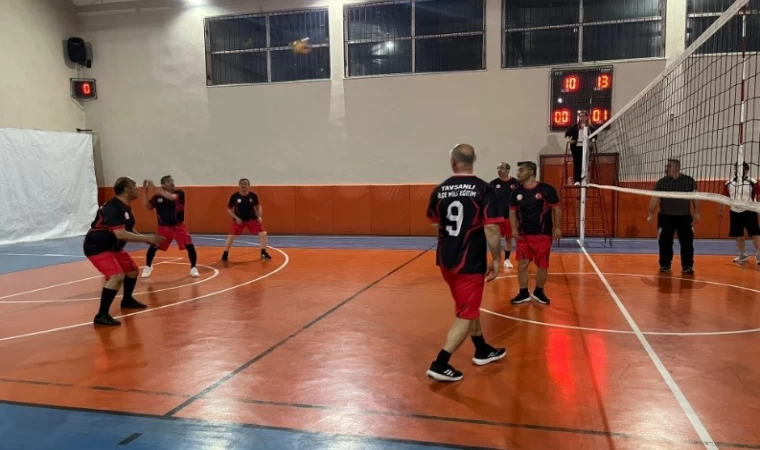 Tavşanlı’da eğitimciler voleybol turnuvası ile ter döküyor