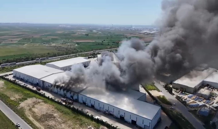 Tekirdağ’daki fabrika yangını havadan görüntülendi