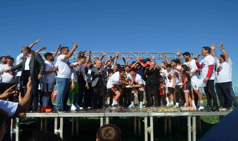 TFF 3. Lig’e yükselen Denizli İdmanyurdu şampiyonluk kupasını kaldırdı