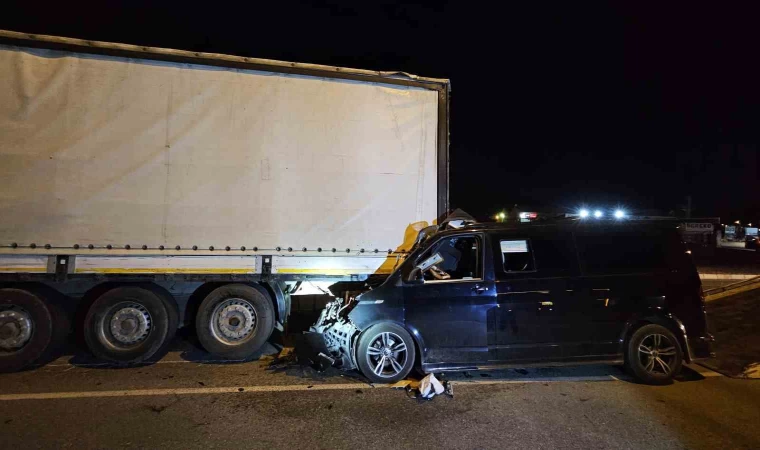 Ticari araç tıra arkadan çarptı: 1 ağır yaralı