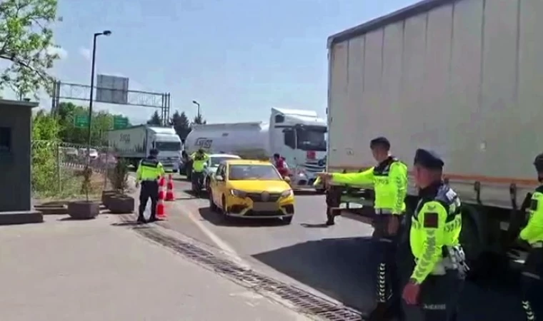Ticari taksiyle göçmen kaçakçılığı girişimi jandarmaya takıldı