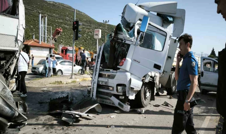 Tır, kırmızı ışıkta bekleyen otobüs ve otomobile çarptı: 6 yaralı