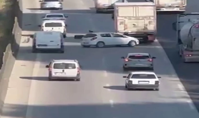 Tırın kopan lastik kaplaması, zincirleme kazaya sebep oldu: O anlar kamerada