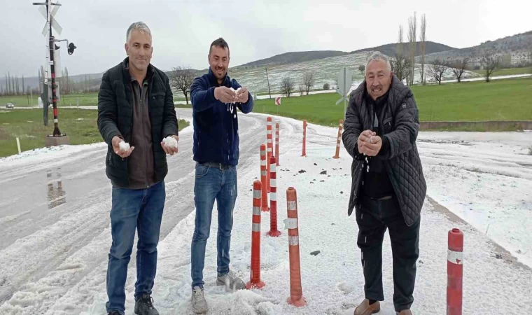 Tokat’ta etkili olan dolu yağışı araziyi beyaza bürüdü