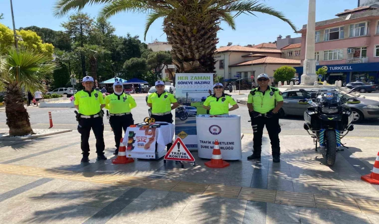 Trafik ekipleri, vatandaşları bilgilendirdi