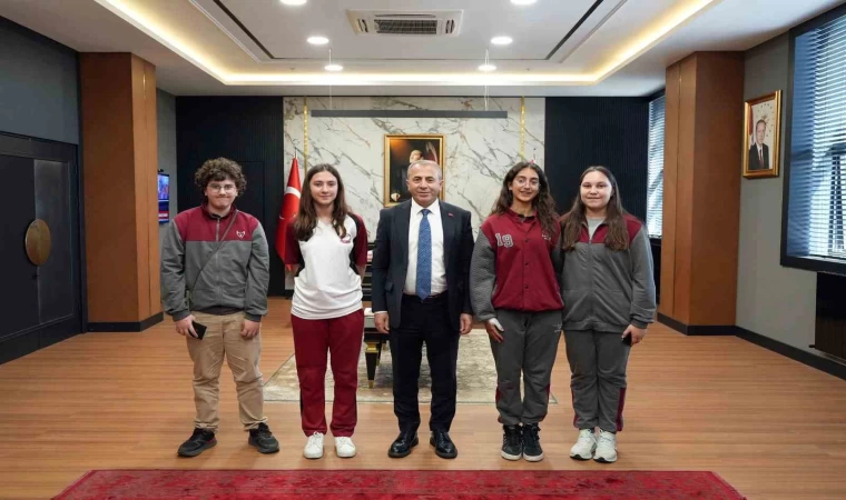 Trafik konulu resim yarışmasında dereceye giren öğrenciler Emniyet Müdürü Kurt’u ziyaret etti