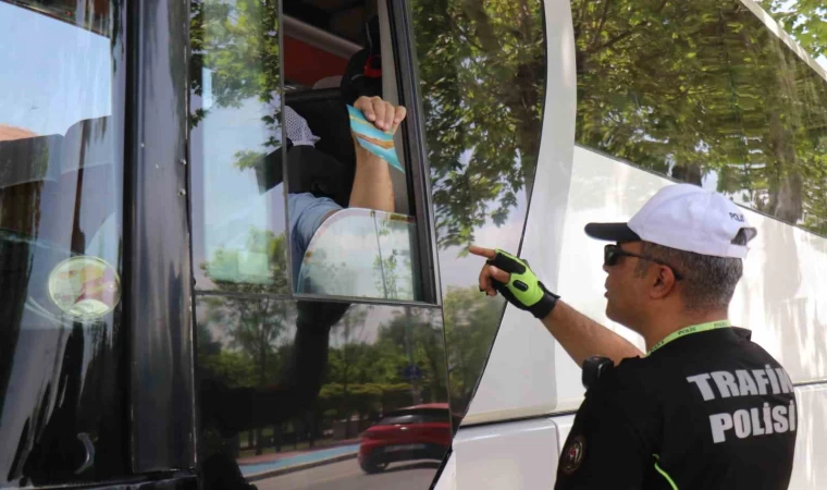 Trafik polisleri bu kez bilinçlendirmek için durdurdu