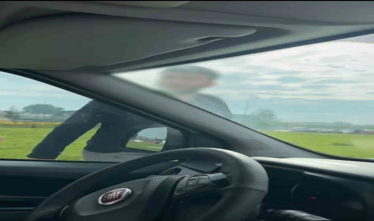 Trafikte korku dolu anlar...Aracından inen tır sürücüsünden çirkin hareketler